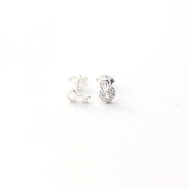 Pendientes de plata de ley 925, uno con forma de candado y el otro con forma de llave. Son small and cute y te quedarán perfectos. Elegantes y discretos. Ideal para tu look diario.